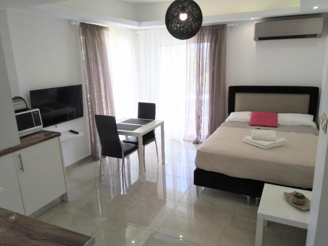 Athena Apartment Artemida  Esterno foto